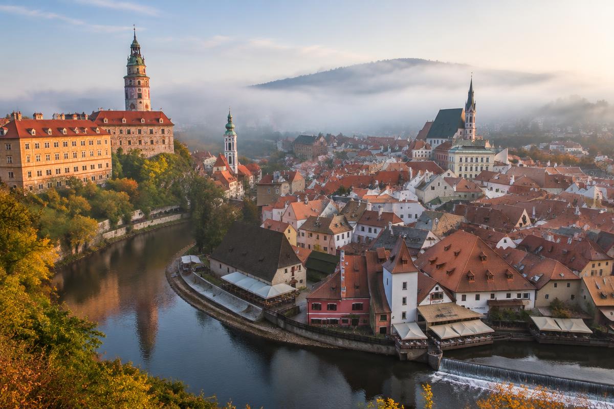 Historische binnenstad van Český Krumlov met kasteeltoren aan een bocht van de Moldau