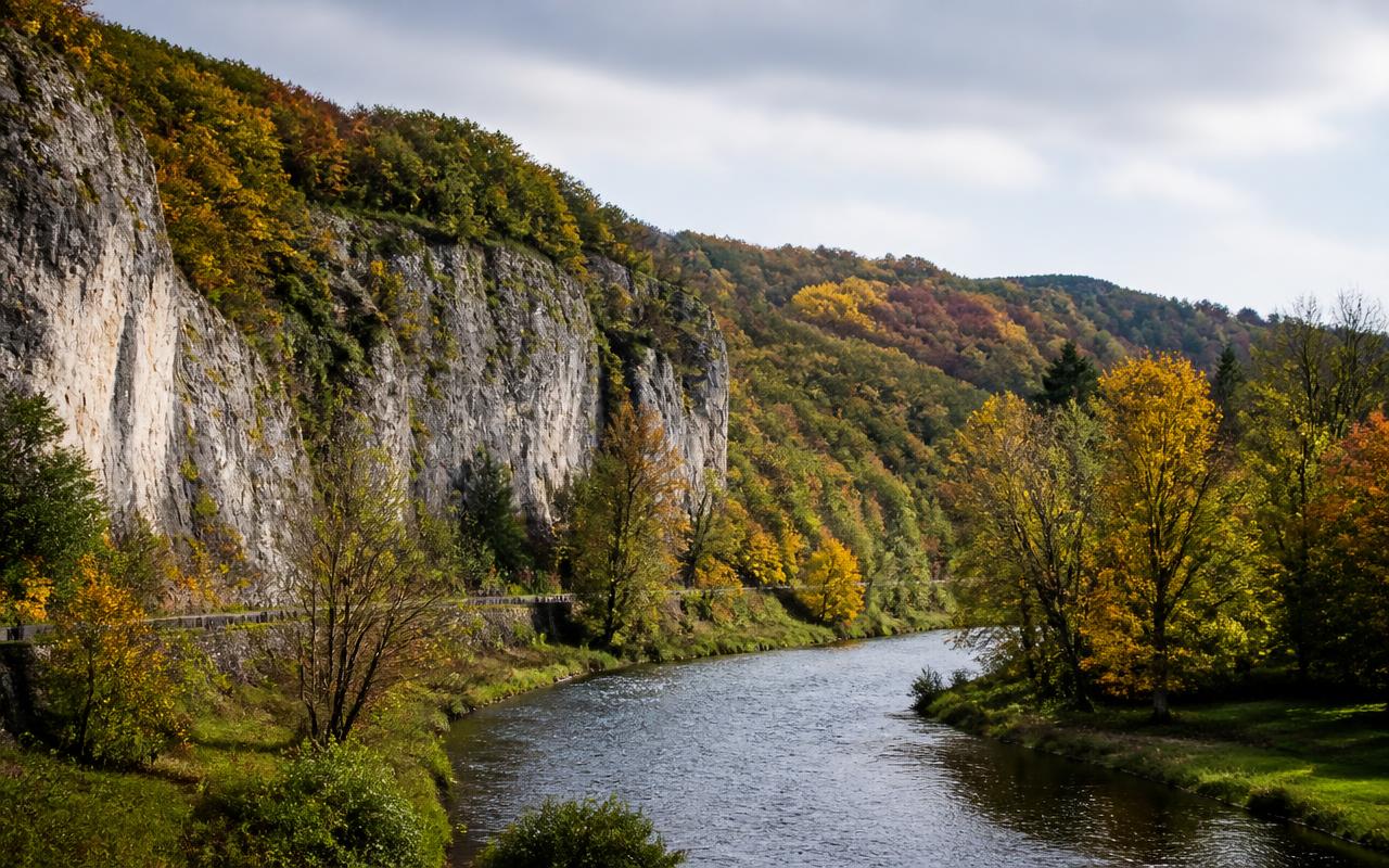 De Ourthe stroomt door de Ardennen langs kalkstenen rotswanden en herfstbos bij Durbuy.