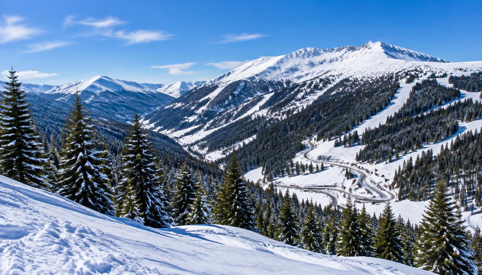 Besneeuwde berghellingen en sparrenbossen rond de Katschbergpas in Karinthië